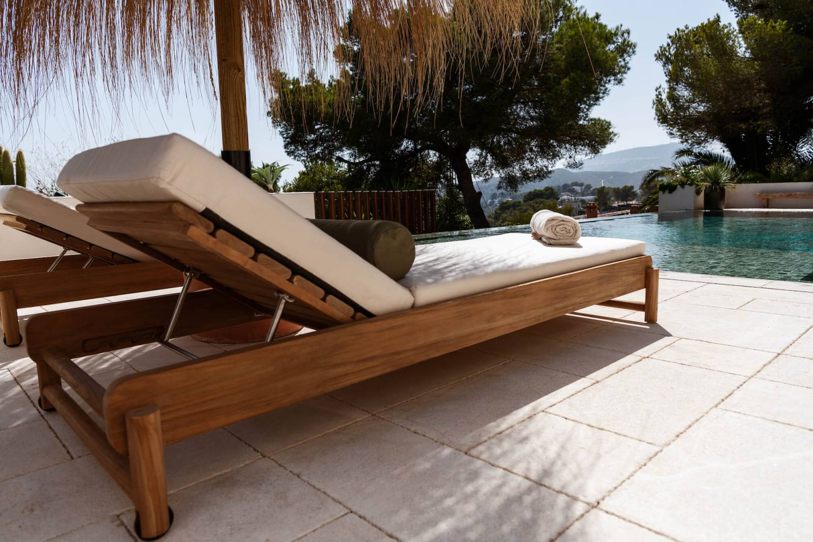 Bain de soleil en teck et confortable collection Pomalo par Fjaka à Eze