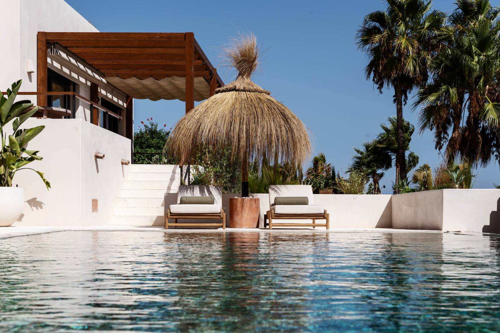 Bain de soleil en teck et confortable collection Pomalo par Fjaka à Eze