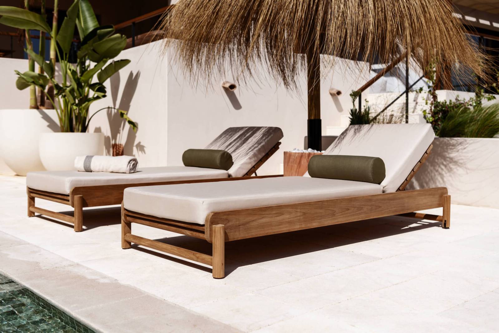 Bain de soleil en teck et confortable collection Pomalo par Fjaka à Eze