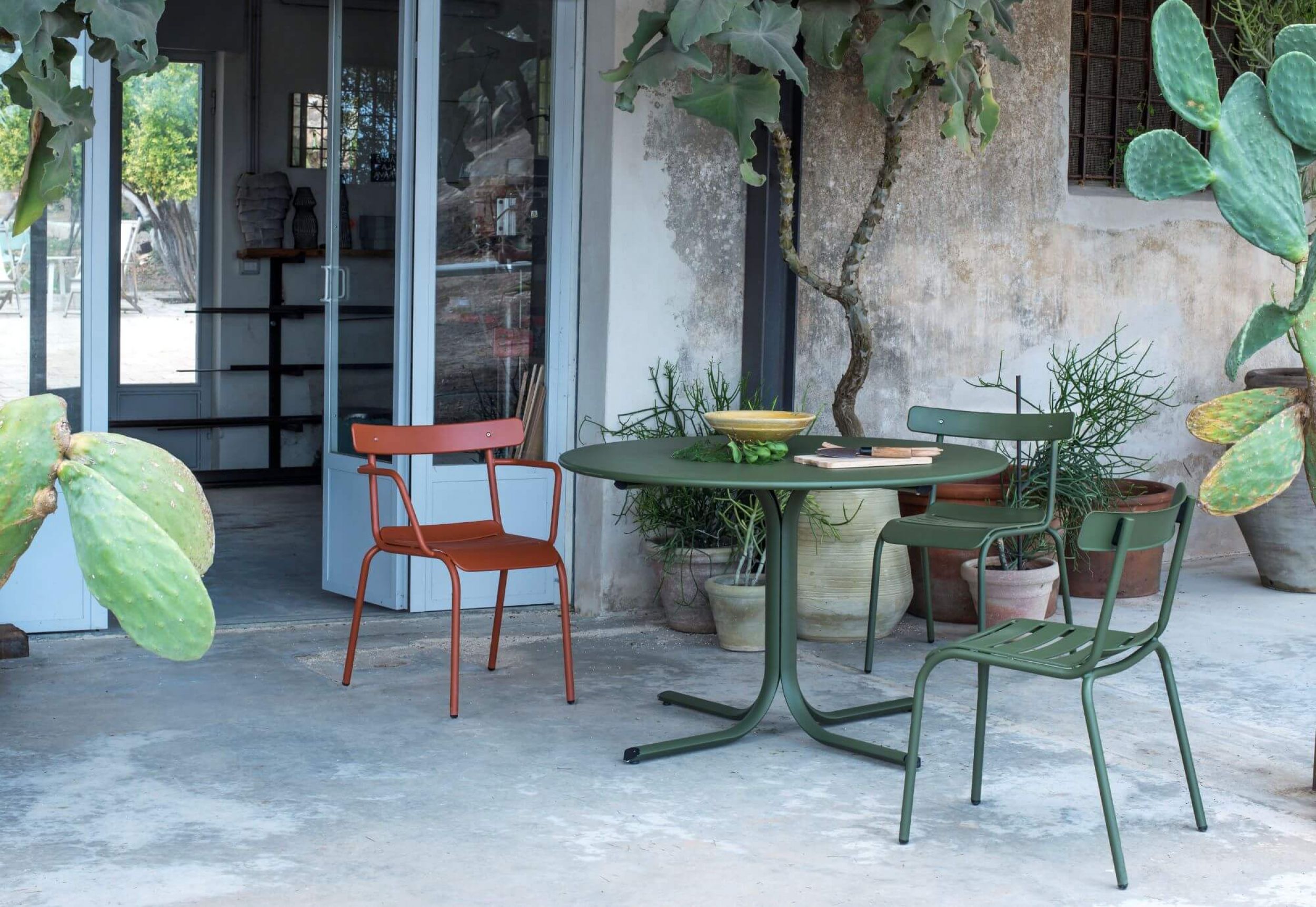 Table de repas en acier galvanisé collection System par Emu à Nice