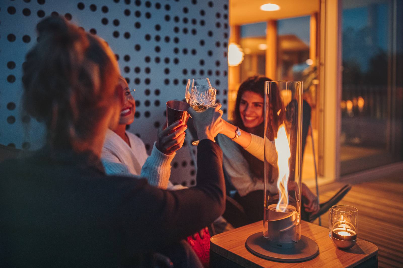 verres autour de la table extérieur à Nice