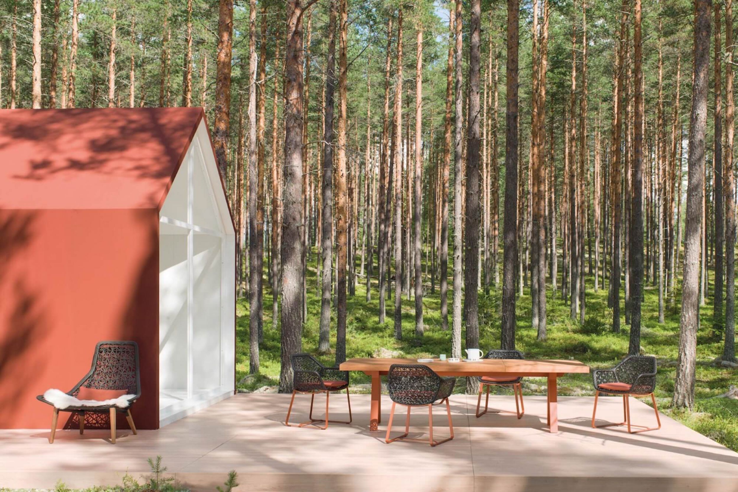 Table de repas extérieur en aluminium thermolaqué et teck collection Vieques par Kettal à Toulon