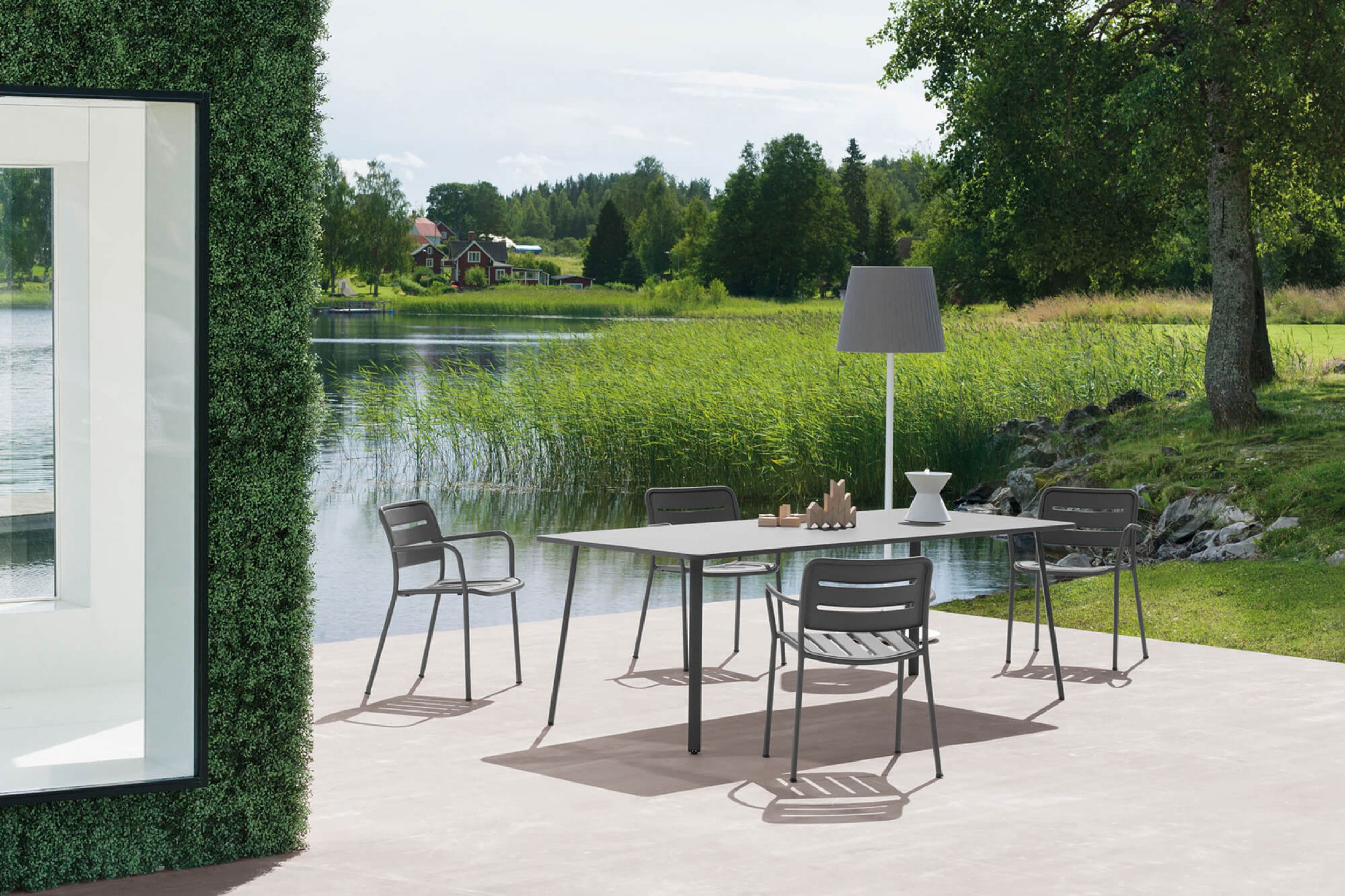 Fauteuil de repas léger et empilable en aluminium thermolaqué collection Village par Kettal