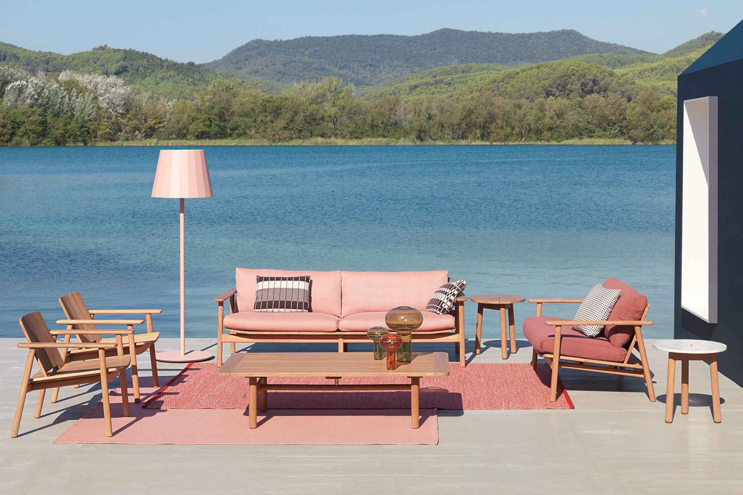 Salon extérieur structure en teck collection Riva par Kettal à Genêve