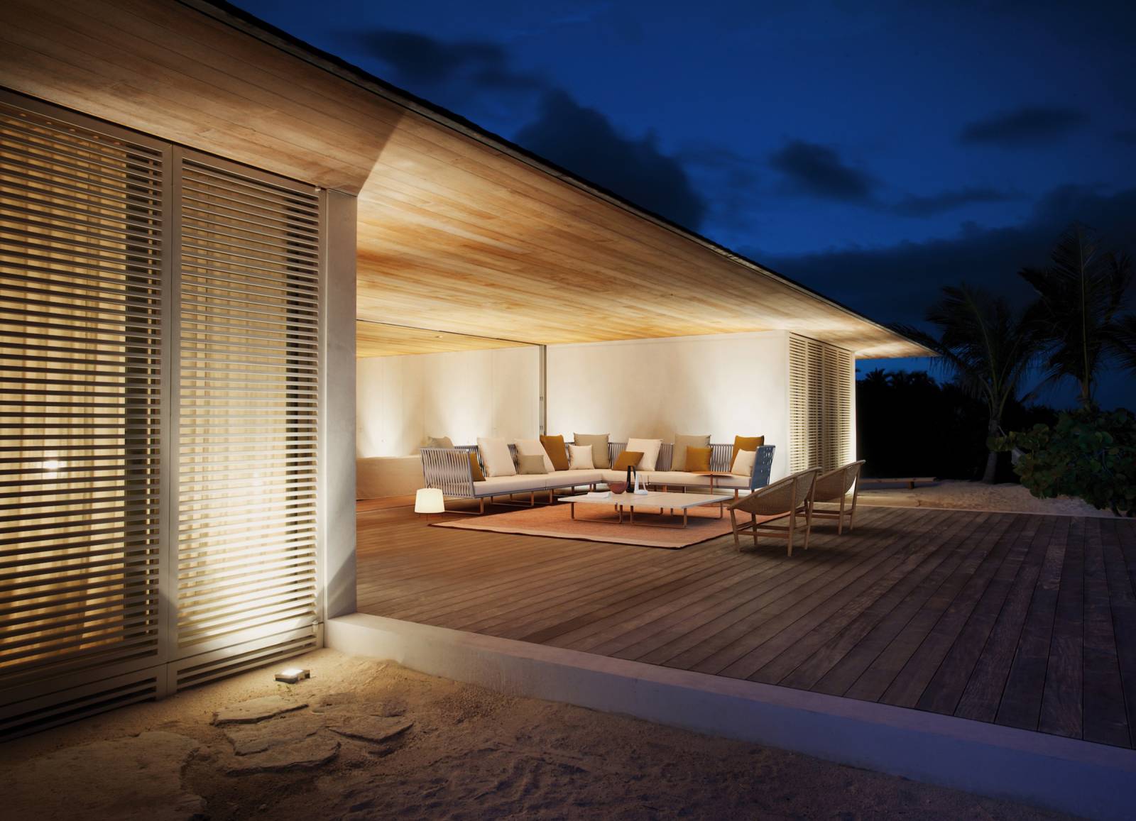 Canapé de jardin avec pieds en teck, collection BITTA par Kettal à Marseille