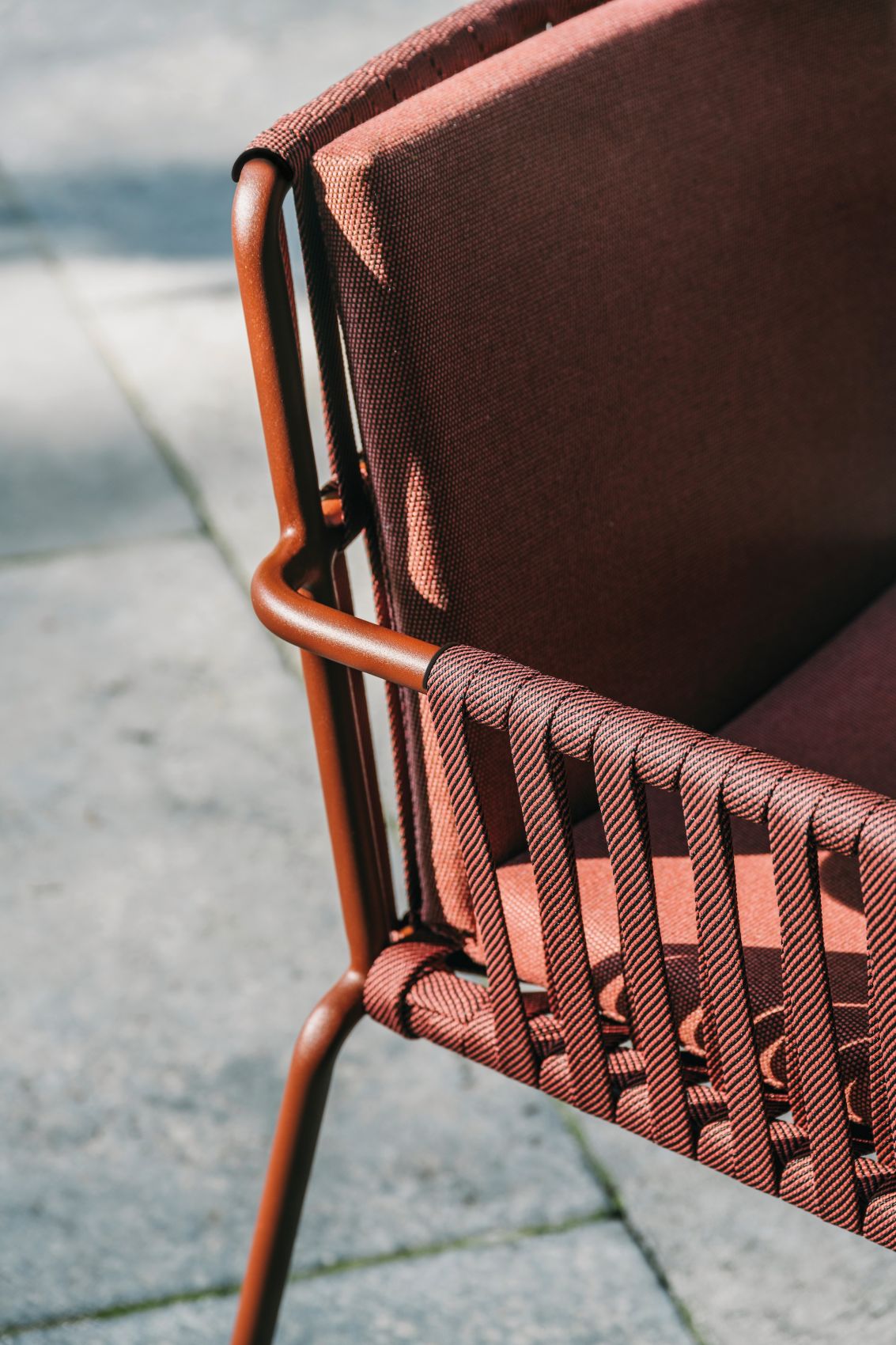 Chaise d'extérieur avec accoudoirs en cordage d'extérieur de la collection Net par Kettal à Marseille