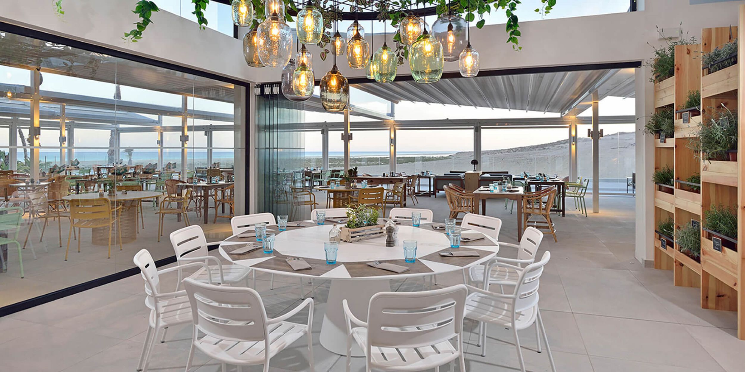 Fauteuil de repas léger et empilable en aluminium thermolaqué collection Village par Kettal