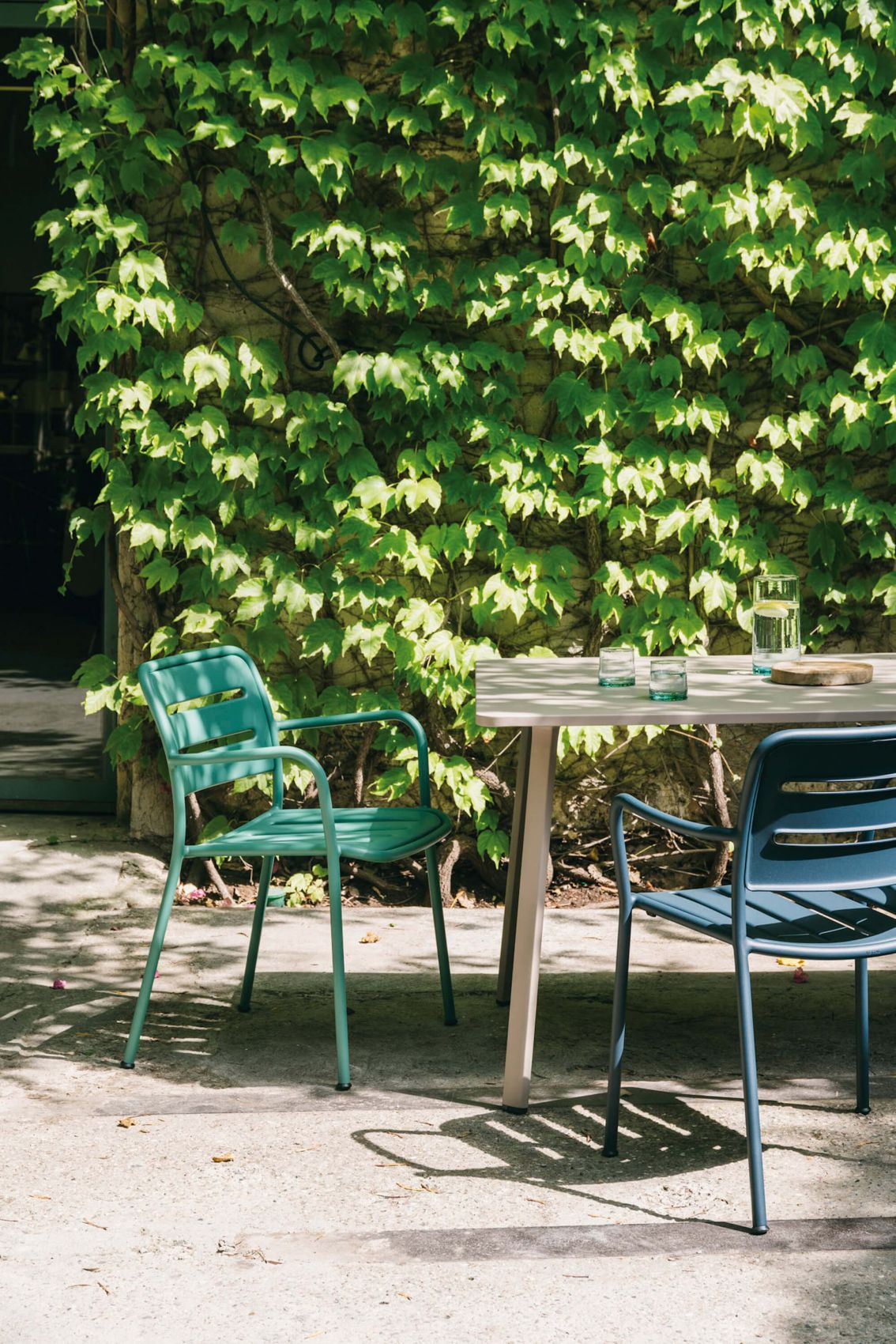 Fauteuil de repas léger et empilable en aluminium thermolaqué collection Village par Kettal