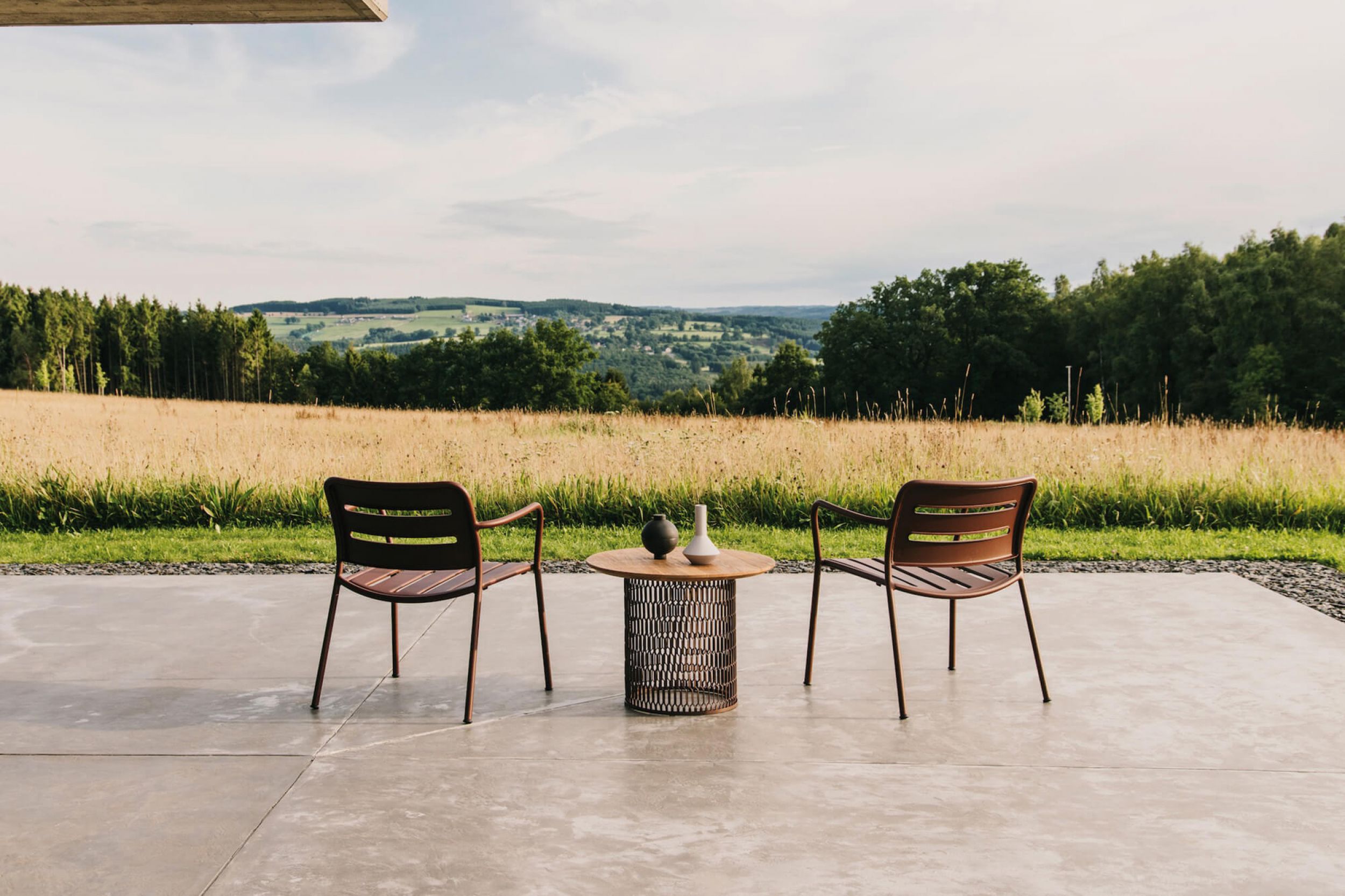 Fauteuil de repas léger et empilable en aluminium thermolaqué collection Village par Kettal