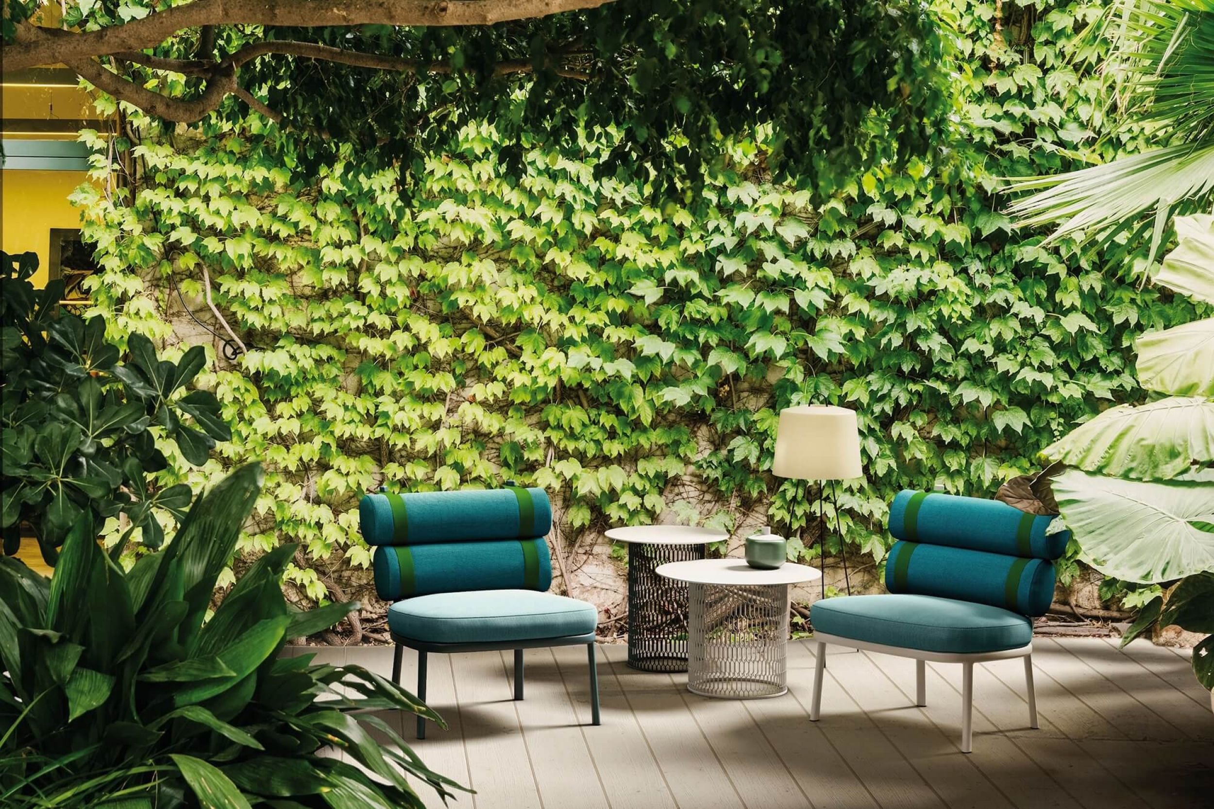 Fauteuil lounge confortable avec un design unique et coloré collection Roll par Kettal à Aix