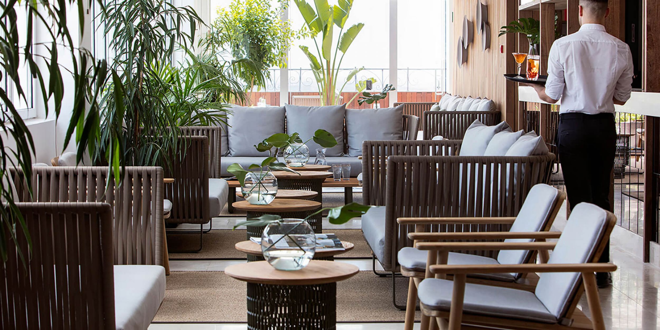 Fauteuil lounge confortable et design en teck collection Riva par Kettal à Paris