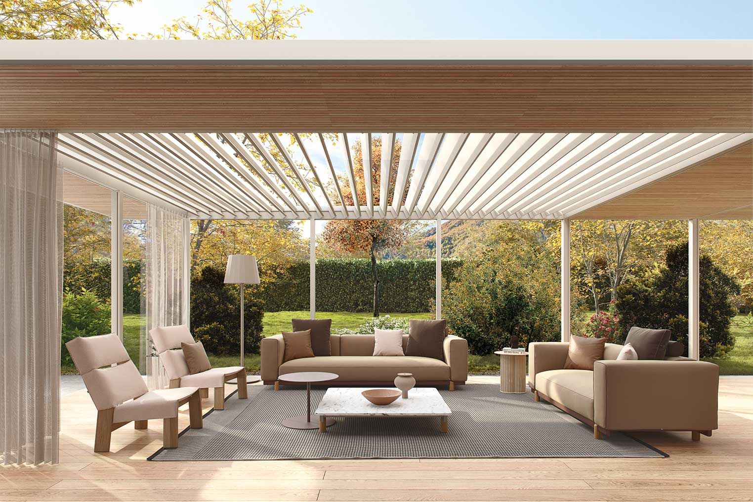 Salon extérieur avec fauteuil en teck avec toile rembourrée collection Band par Kettal à Toulon