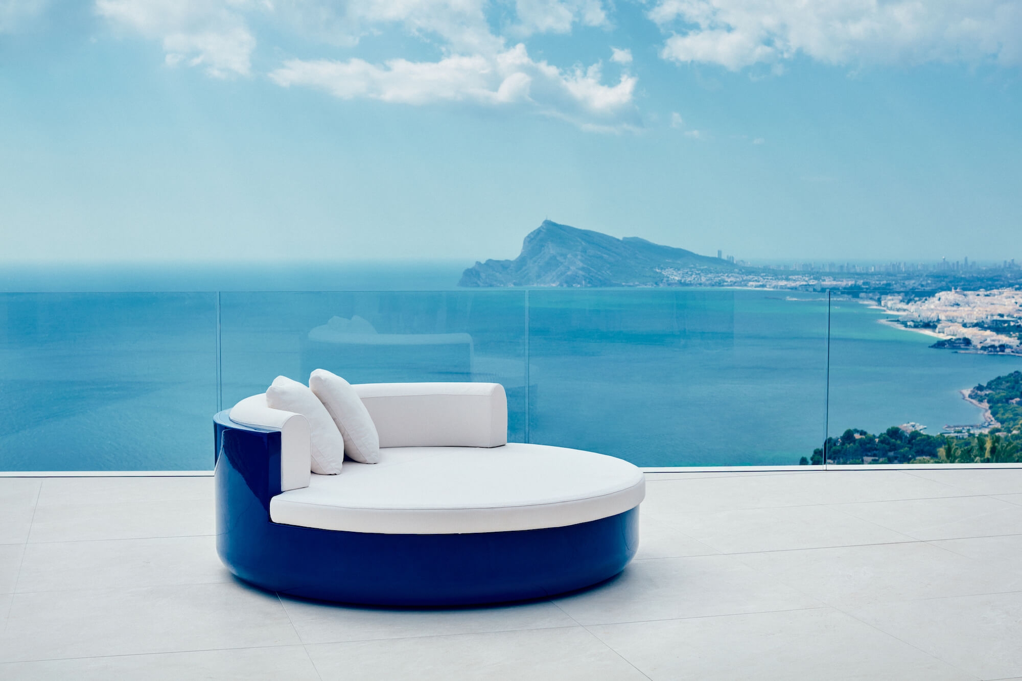 Daybed bleu avec dossier fixe de la collection Ulm par Vondom à Nice