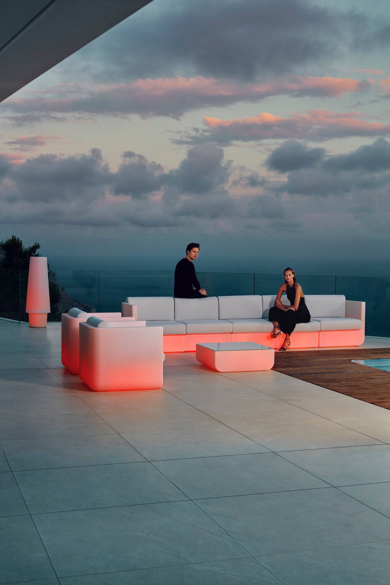 Salon et jardin modulable, fauteuils et table basse lumineux de la collection Ulm par Vondom à Nice