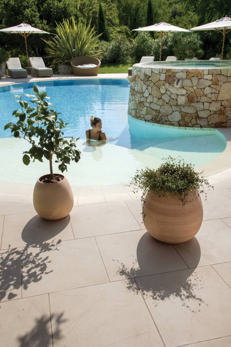 Pots de fleur arrondi en terracota collection Murano par Tera® à Antibes