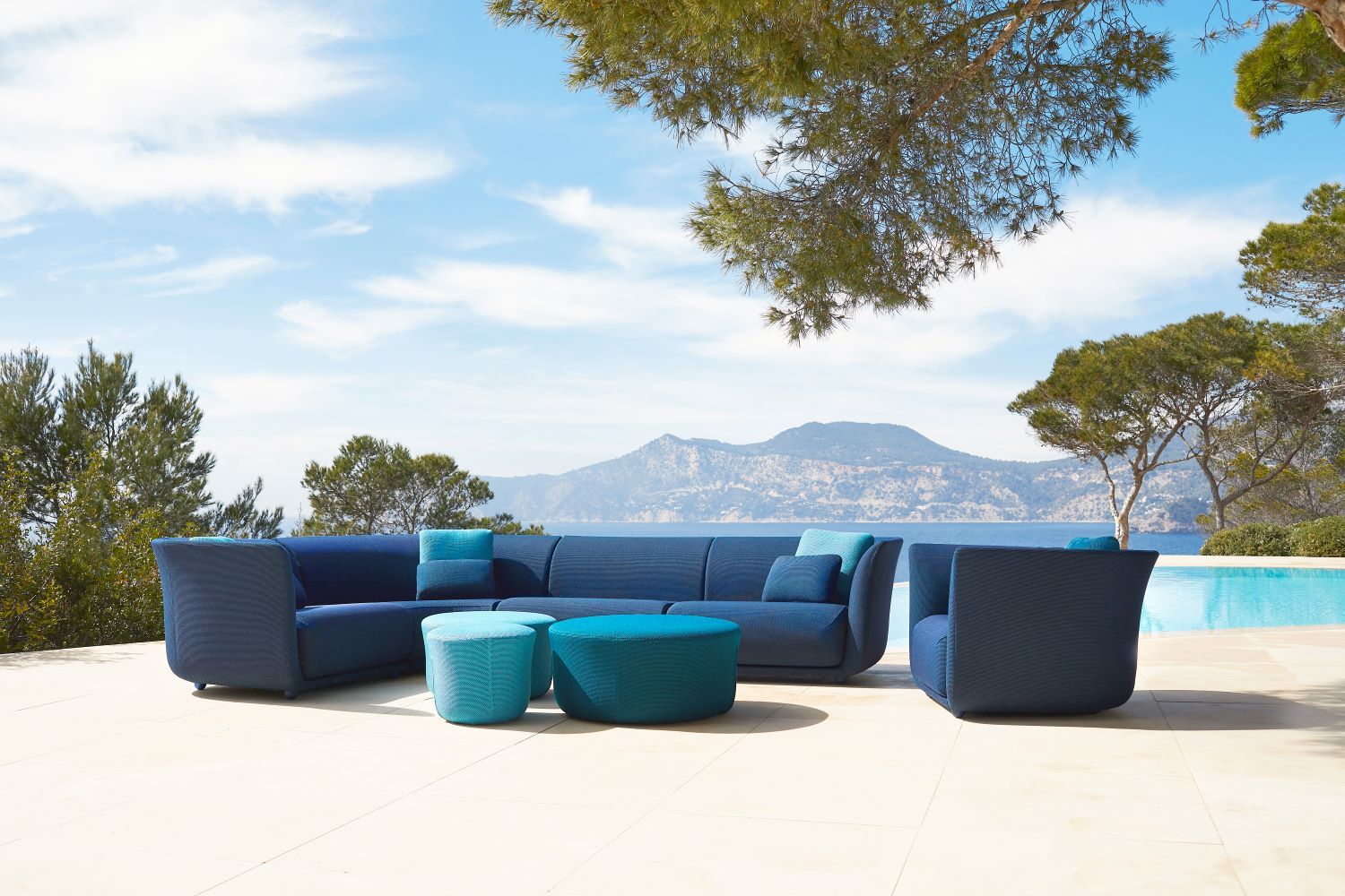 Salon de jardin en polyéthylène et fibre de verre collection Suave par Vondom à Beaulieu-Sur-Mer