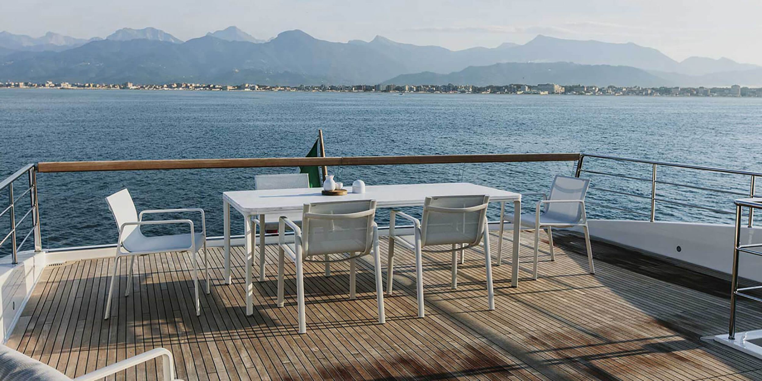 Fauteuil de repas léger et empilable en aluminium thermolaqué collection Park Life par Kettal à Marseille