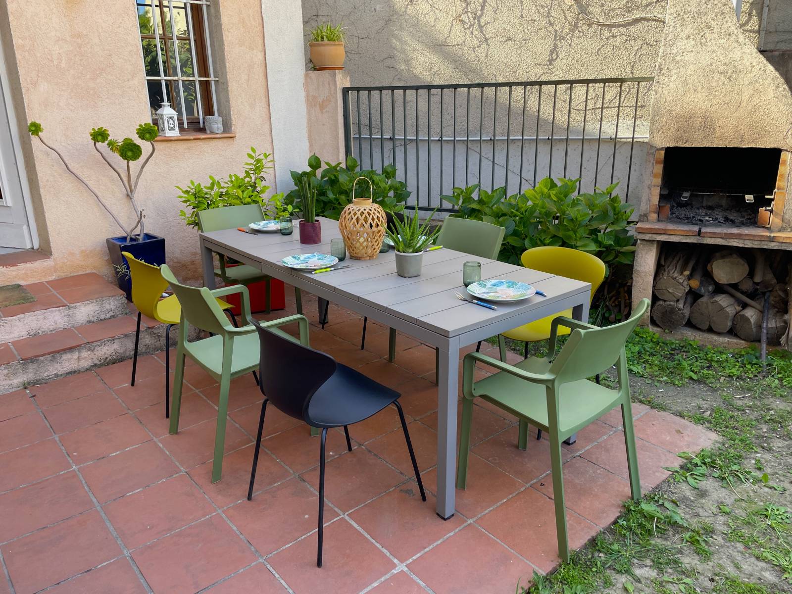 Table extensible et chaises en polypropylène collection Rio par Nardi à Toulon