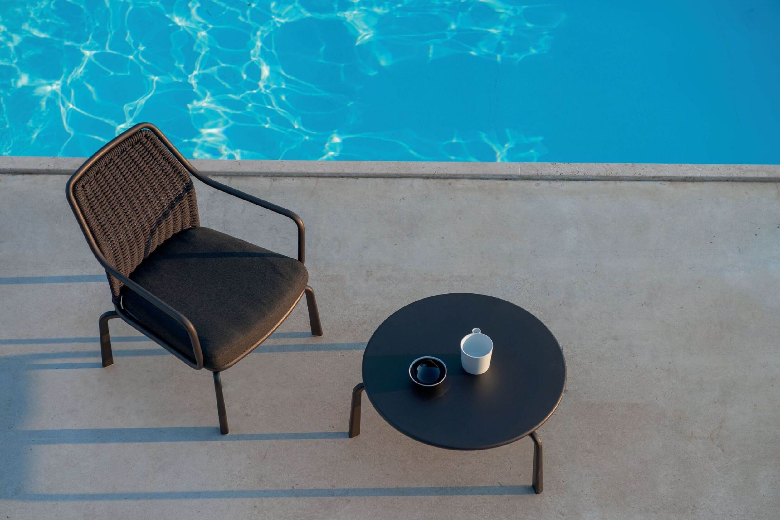 Fauteuil d’extérieur tressé en corde avec accoudoirs collection Cross par Emu à Biarritz