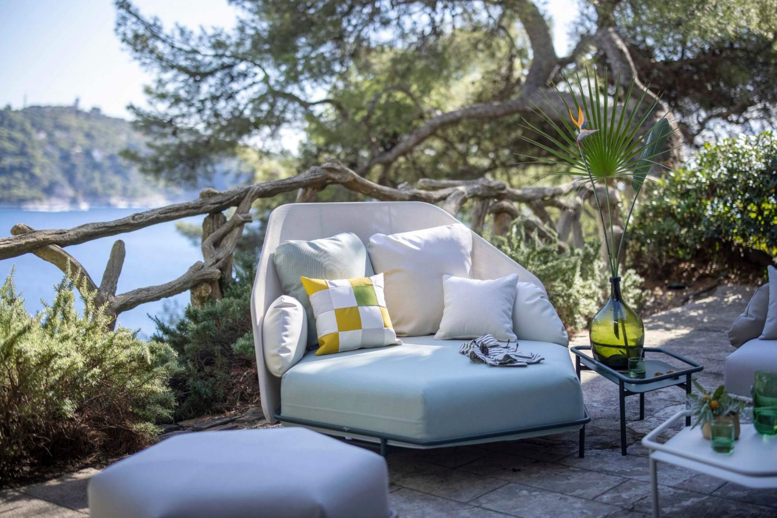 Daybed en forme d'avéole collection Hive par Ego Paris à Lyon