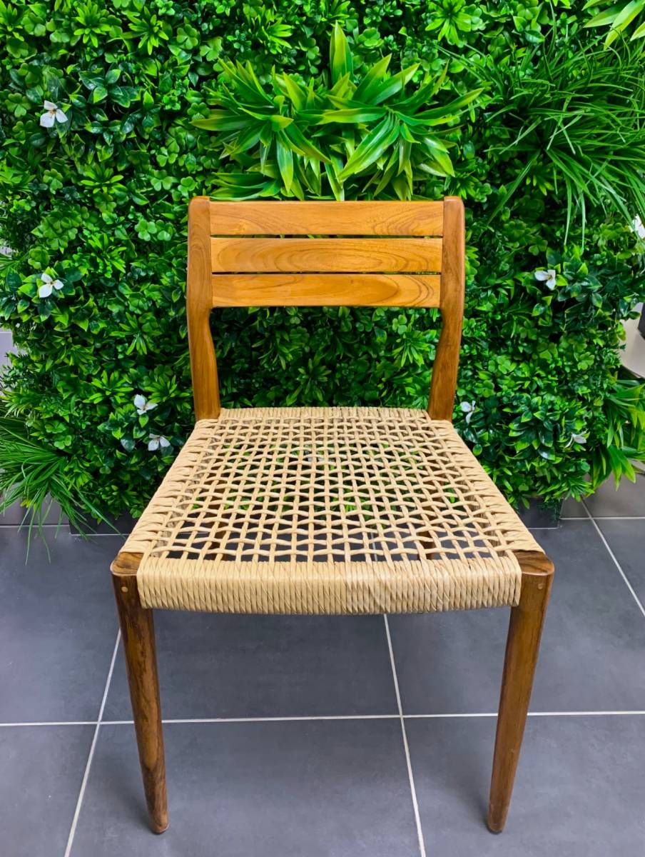 Chaise de repas avec assise confortable, tressée en cordes, collection Lenout au showroom Mood Design 