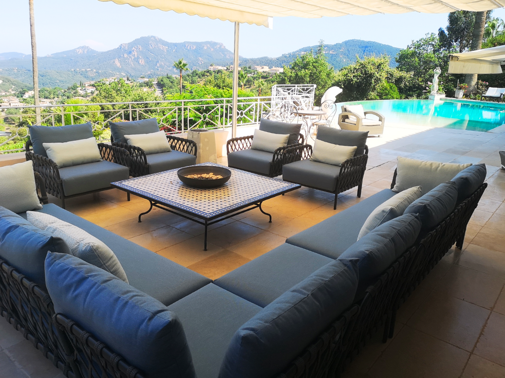 Aménagement extérieur en bord de piscine aux couleurs bleues de Solpuri à Cannes