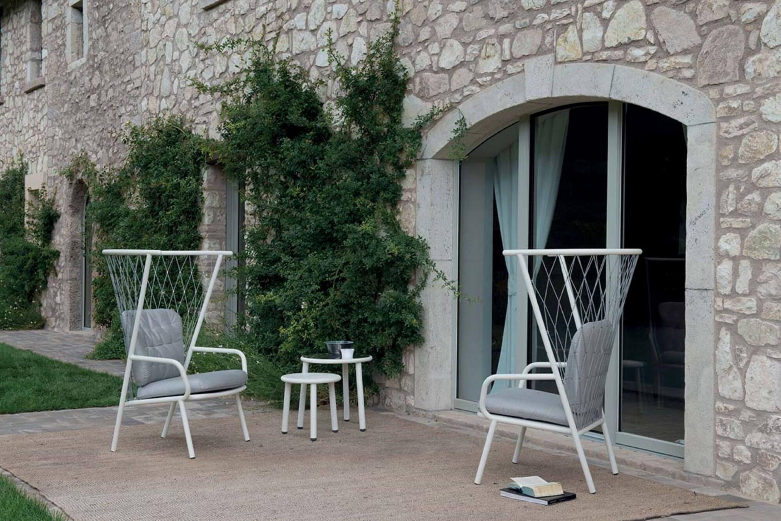 Fauteuil lounge avec son grand dossier en cordes synthétiques collection Nef par Emu à Paris