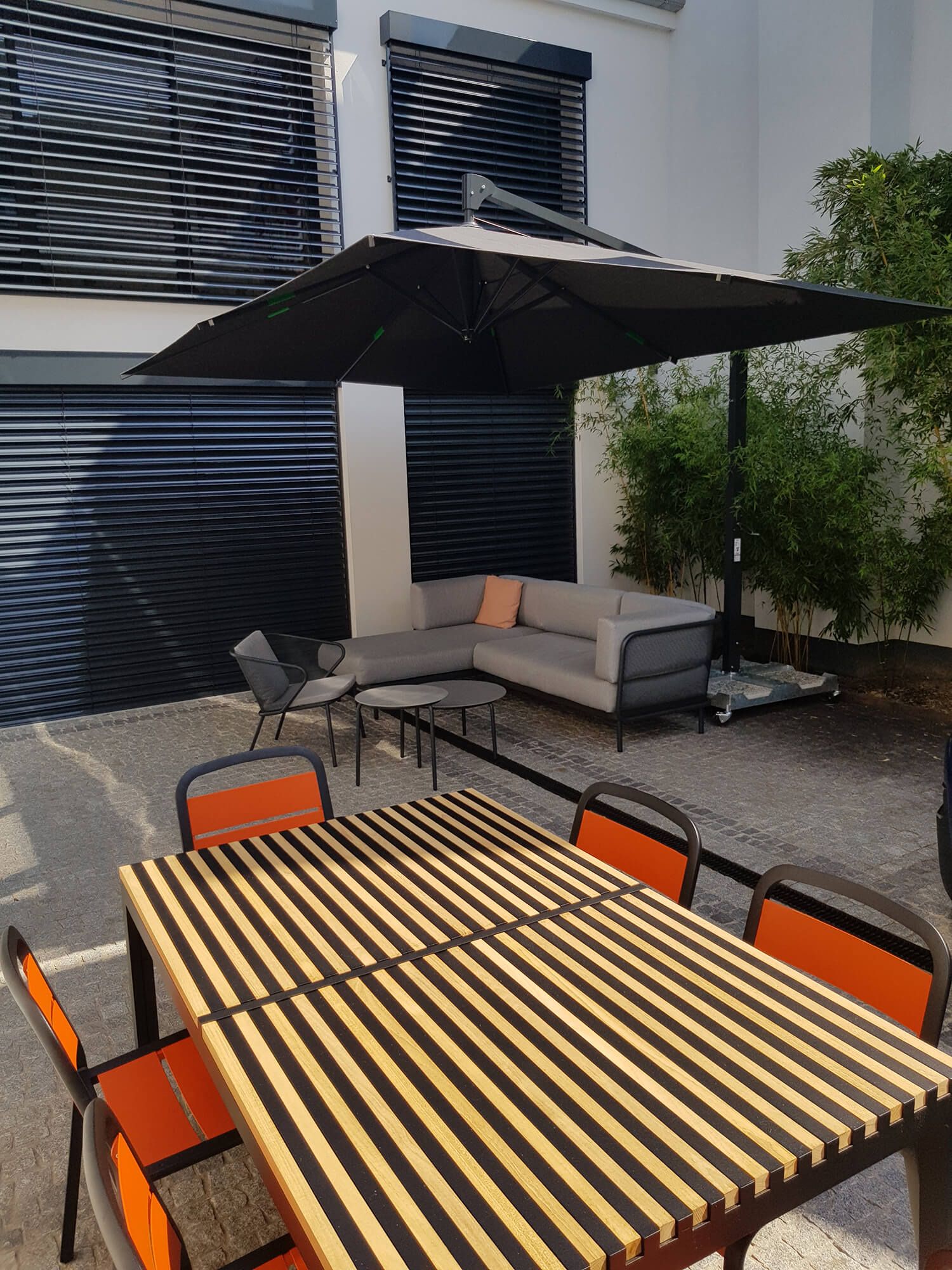 Ensemble de repas et espace salon d'été à Marseille