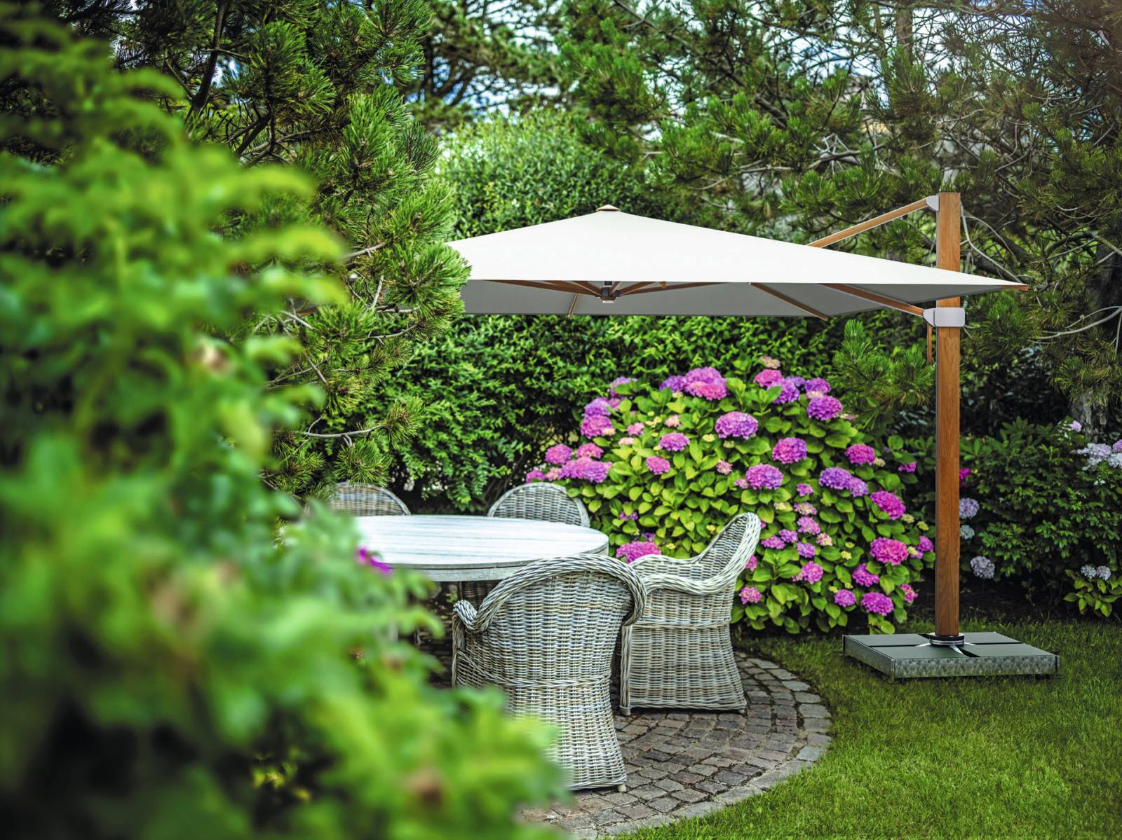 Structure en bois d'eucalyptus du parasol Aura par Glatz à Monaco