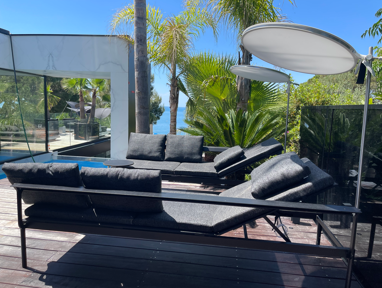 Lit de jardin noir et confortable SOLUNA chez un particulier