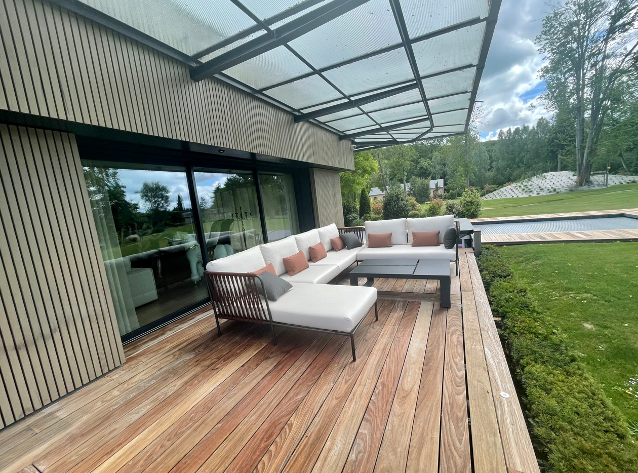 Vue d'ensemble du salon de jardin avec dossier tressé de la collection Nido en Normandie