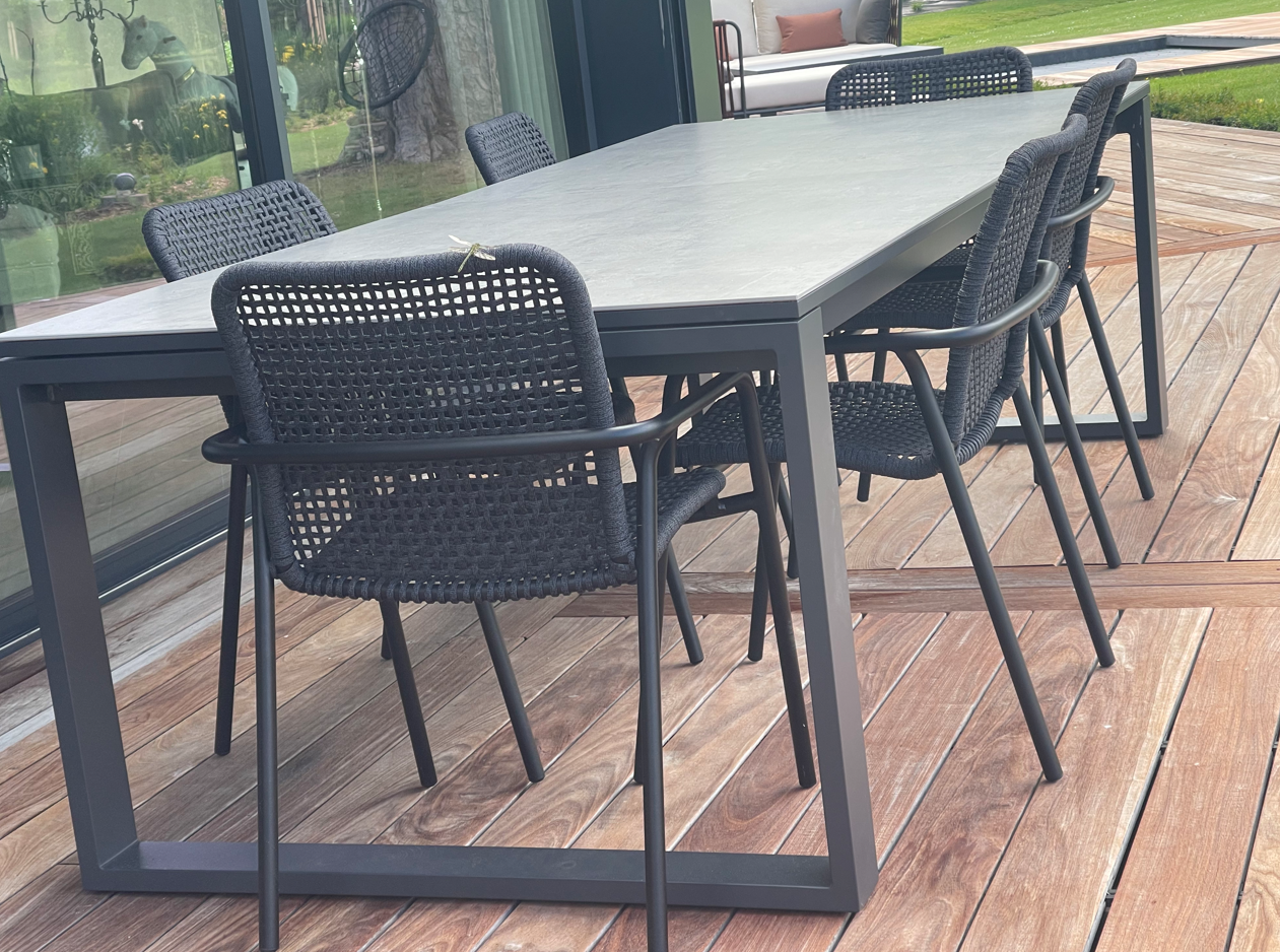 Ensemble de repas avec fauteuil tressé Durham et table de repas rectangulaire Fermo en Normandie