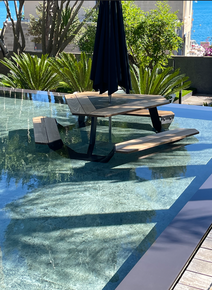 Table de repas conviviale et originale  Anker waterproof chez un particulier