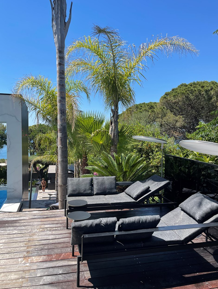Coin détente chez un particulier avec lit de jardin SOLUNA noir à Sète