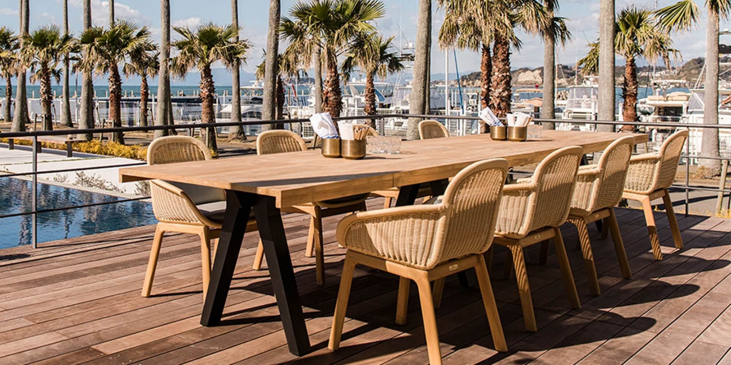 Fauteuil de repas en teck avec une coque tressée collection Vimini par Kettal à Toulon