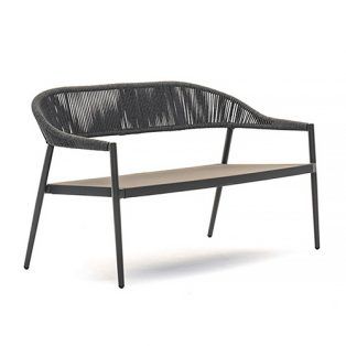 Zoom sur le canapé 2 places avec dossier tressé en cordes de la collection Clever par Varaschin à Paris