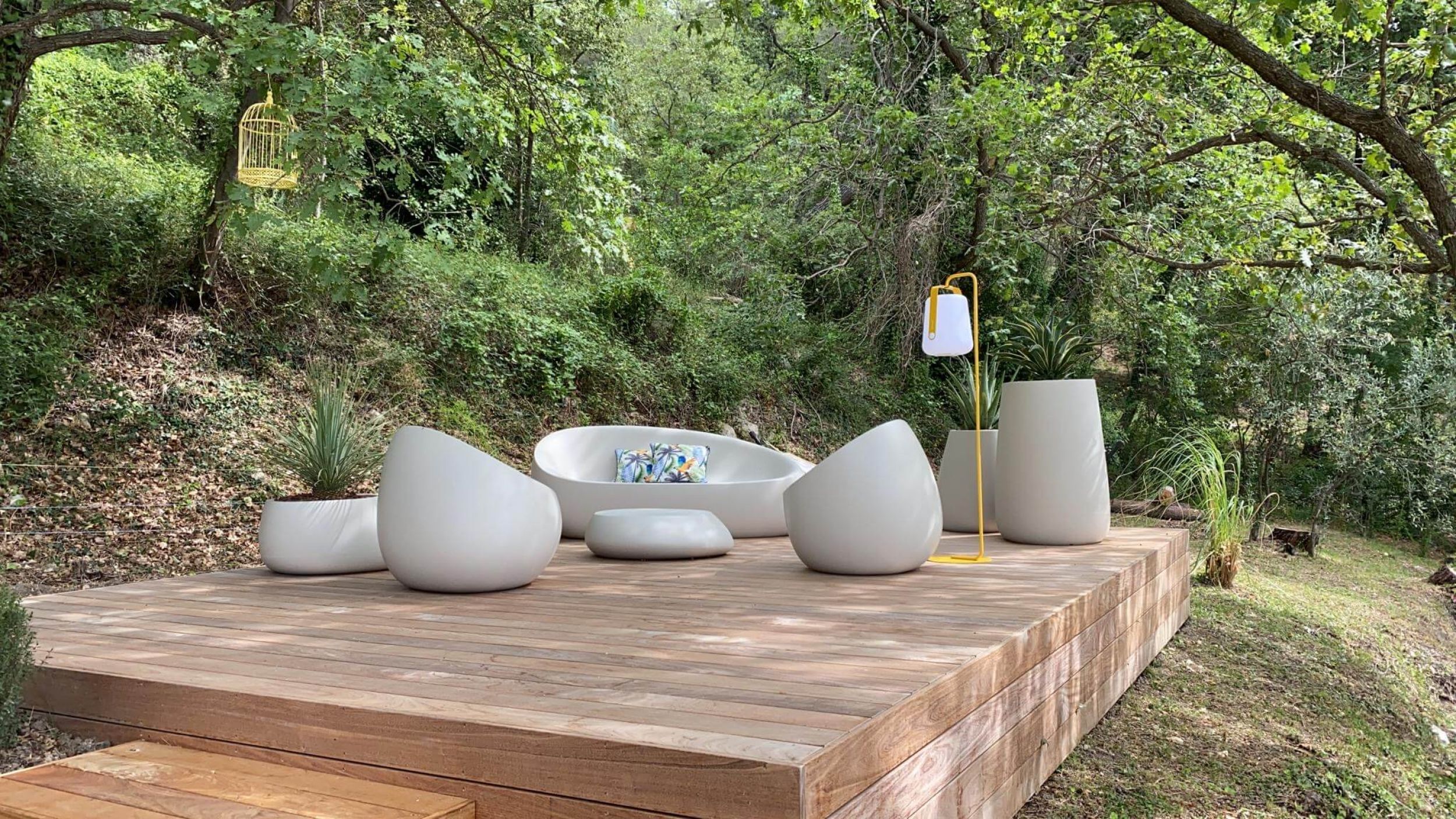 Salon de jardin de la collection STONE par Vondom à Mandelieu