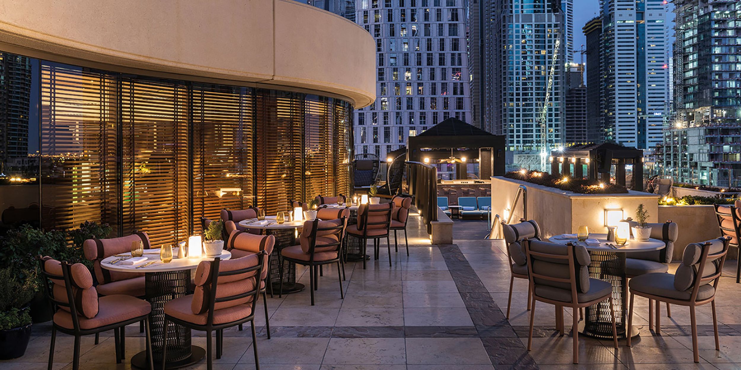 Chaise de repas confortable avec un design unique et coloré collection Roll par Kettal à Bordeaux