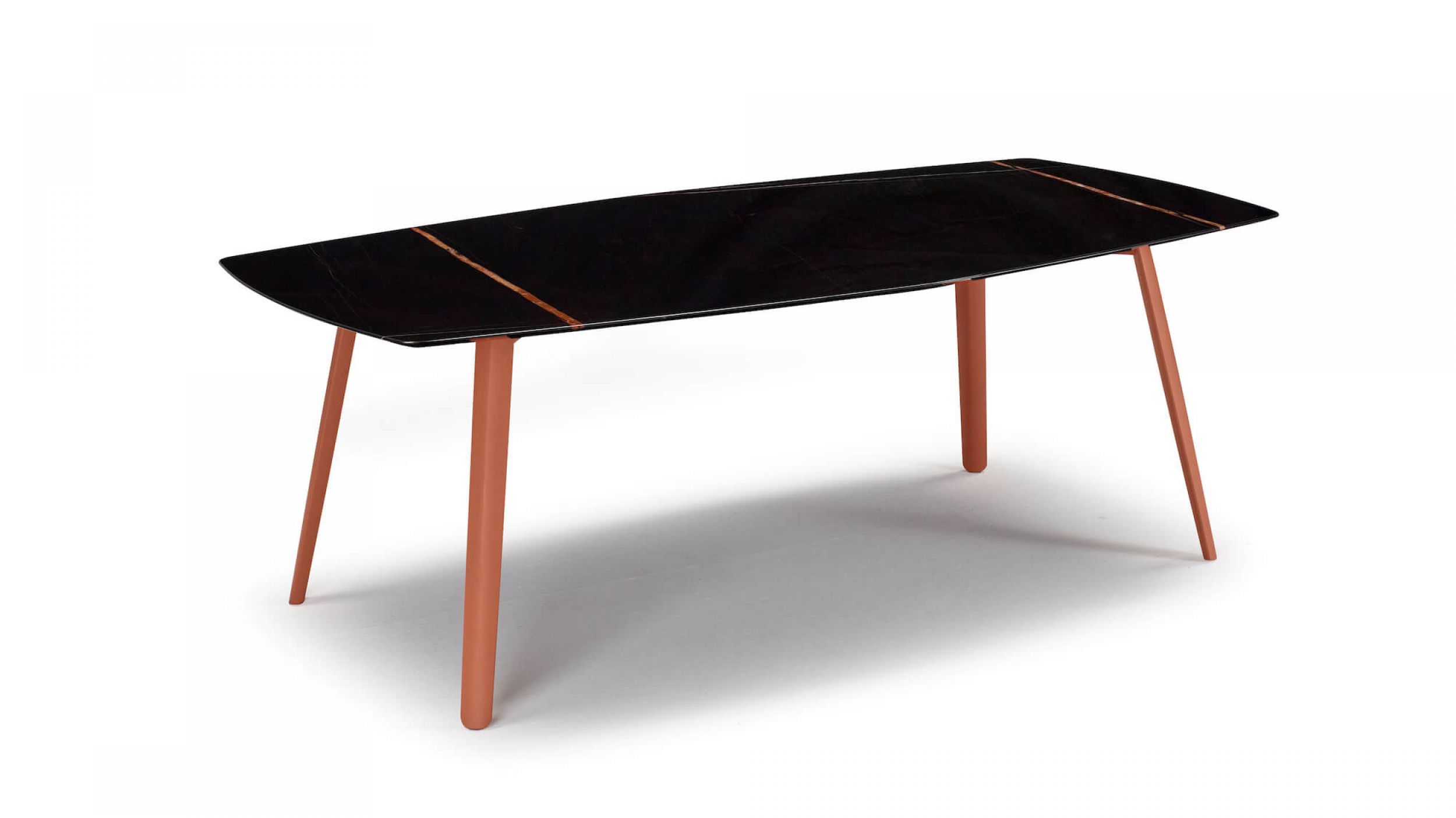 Table de repas en aluminium orange et plateau en marbre coloris Sahara Noir