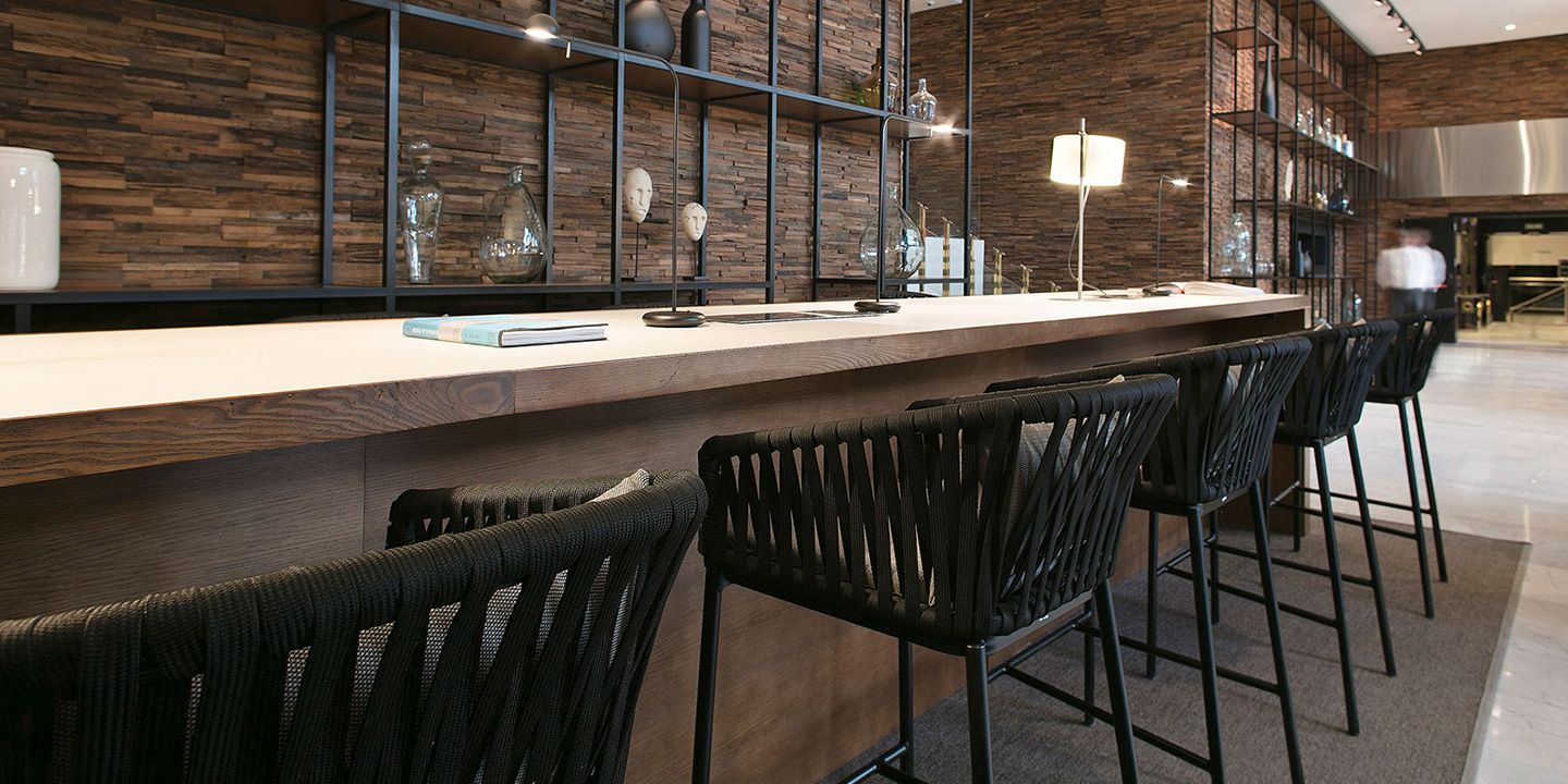 Chaise de bar contemporain en cordes tressées collection Bitta par Kettal à Toulouse