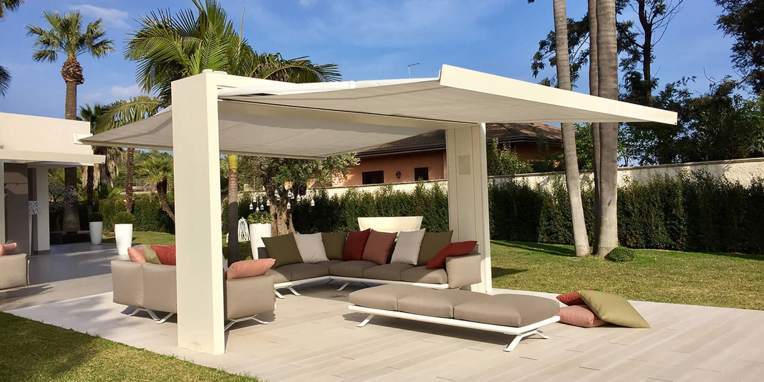 Canapé d’extérieur modulable et confortable avec tissu d'extérieur personnalisable collection Boma par Kettal