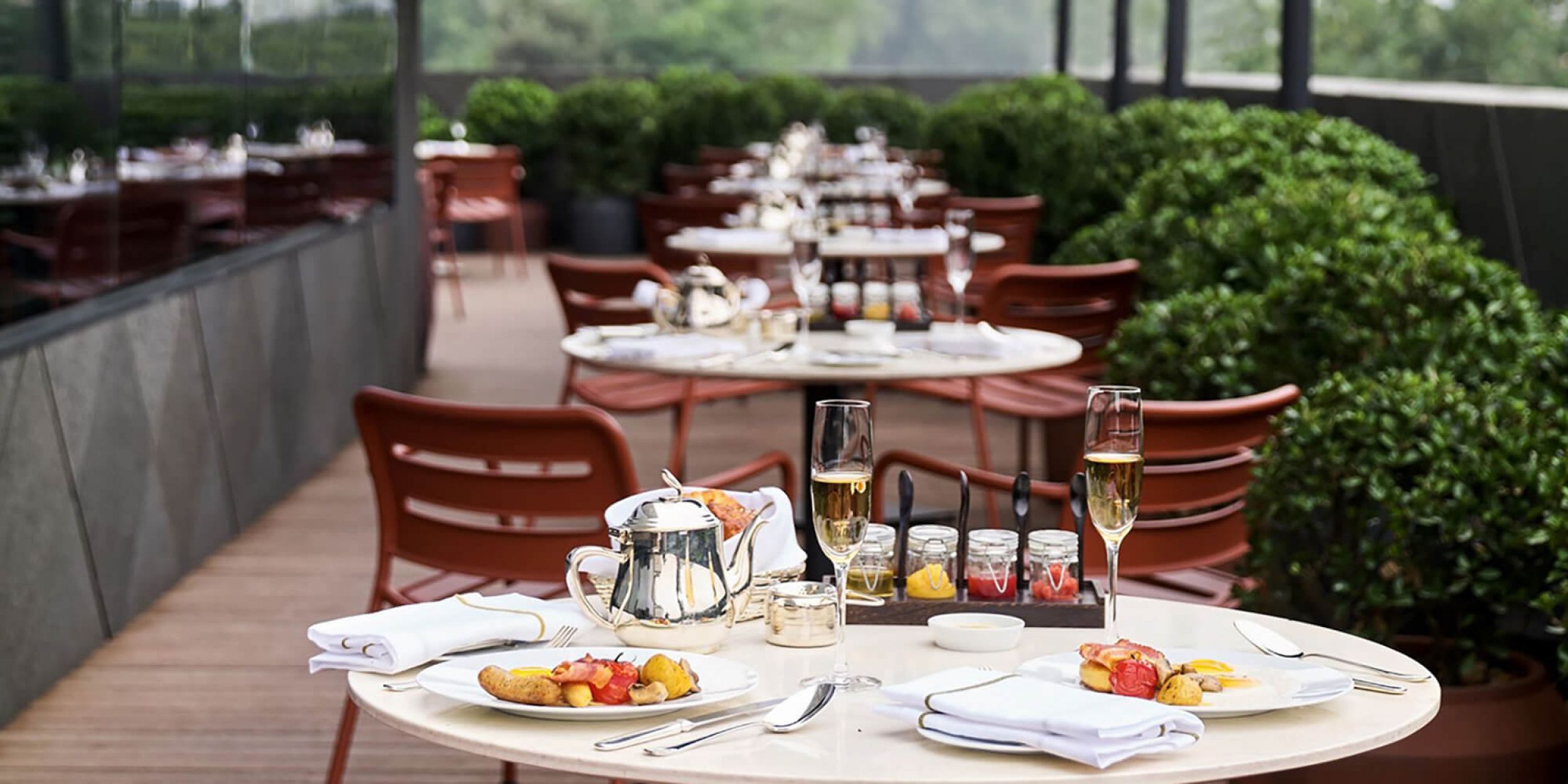 Fauteuil de repas léger et empilable en aluminium thermolaqué collection Village par Kettal