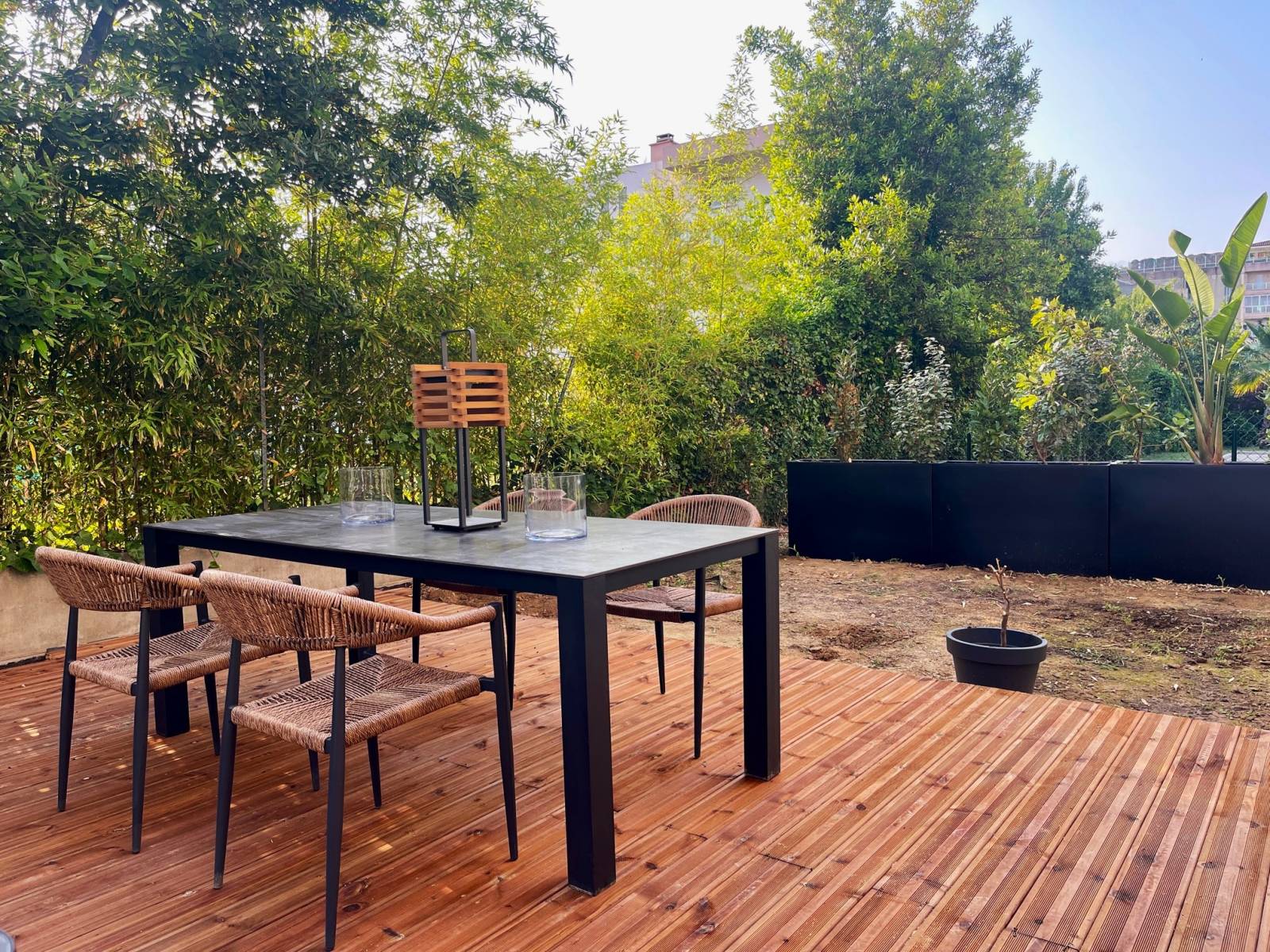 Fauteuil de repas avec dossier arrondi tressé en fibres synthétiques de la collection Amsterdam