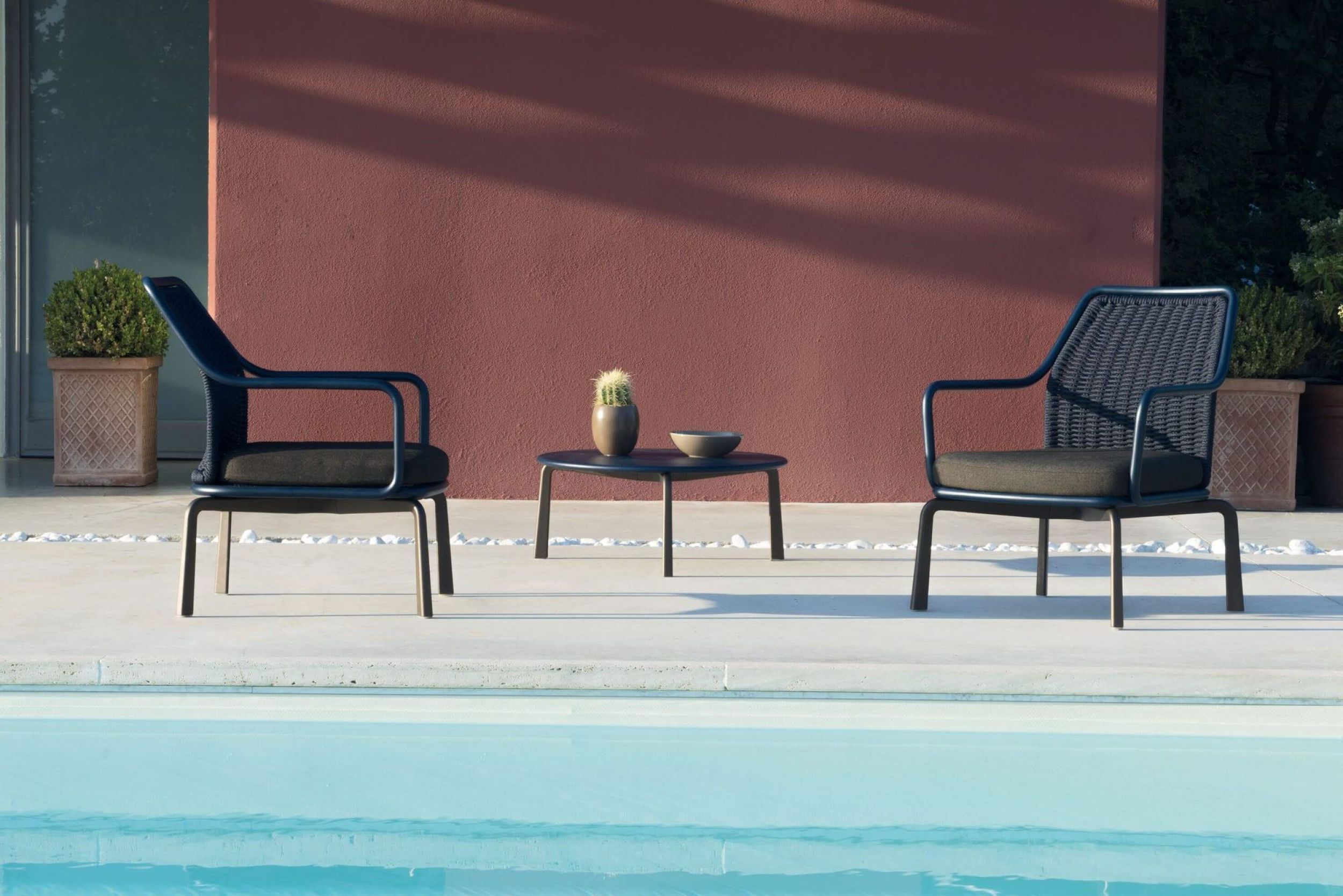 Fauteuil d’extérieur tressé en corde avec accoudoirs collection Cross par Emu à Paris