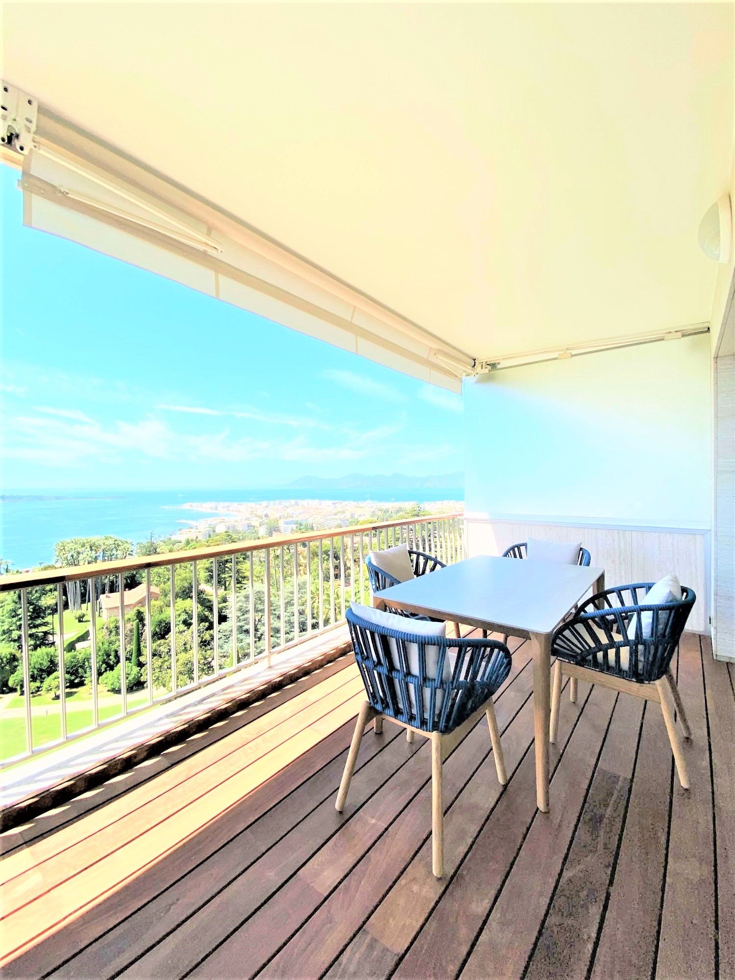 Chaises de repas tressées collection Cala par KETTAL à Cannes
