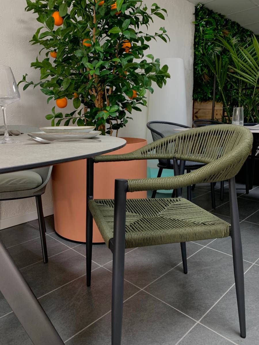 Fauteuil de repas Amsterdam avec accoudoirs au showroom Mood Design à Cagnes sur Mer