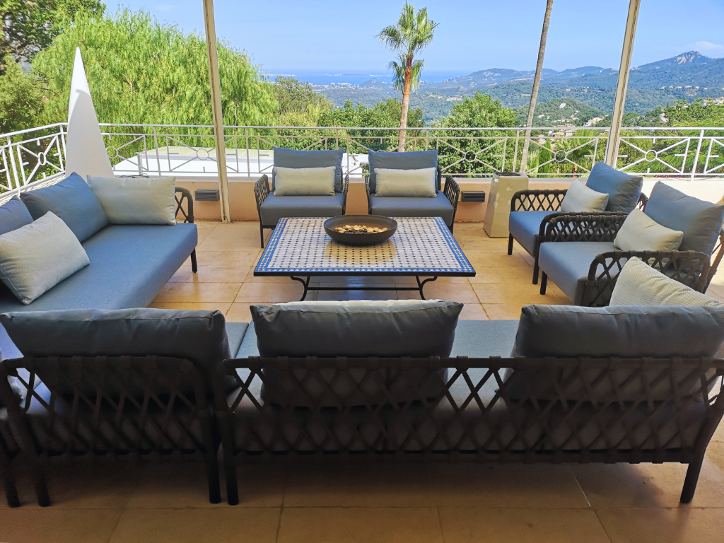 salon de jardin en bord de piscine aux couleurs bleues de Solpuri à Cannes