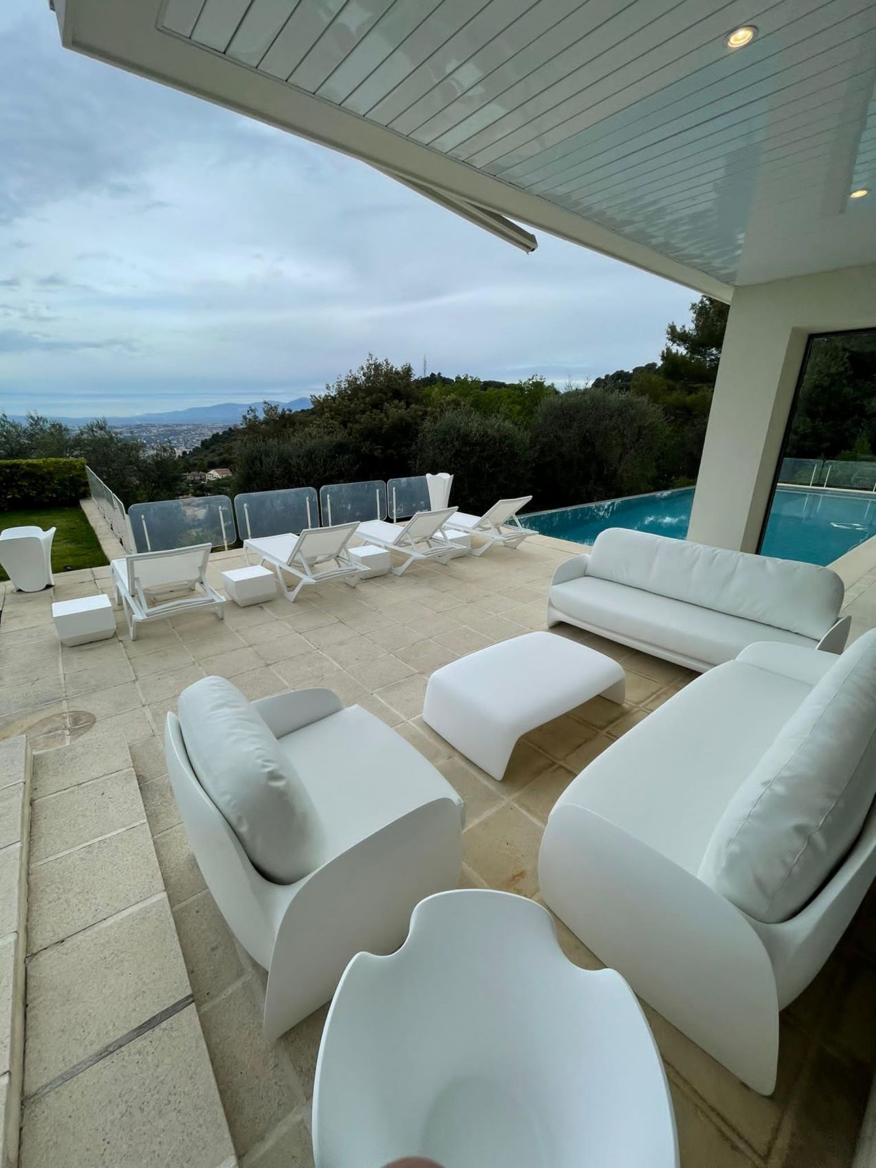 Salon de jardin Pezzetina blanc avec pot de fleur blanc design à Villefranche