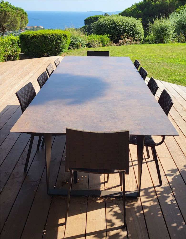 Table de repas coloris café collection Hampton à Cannes