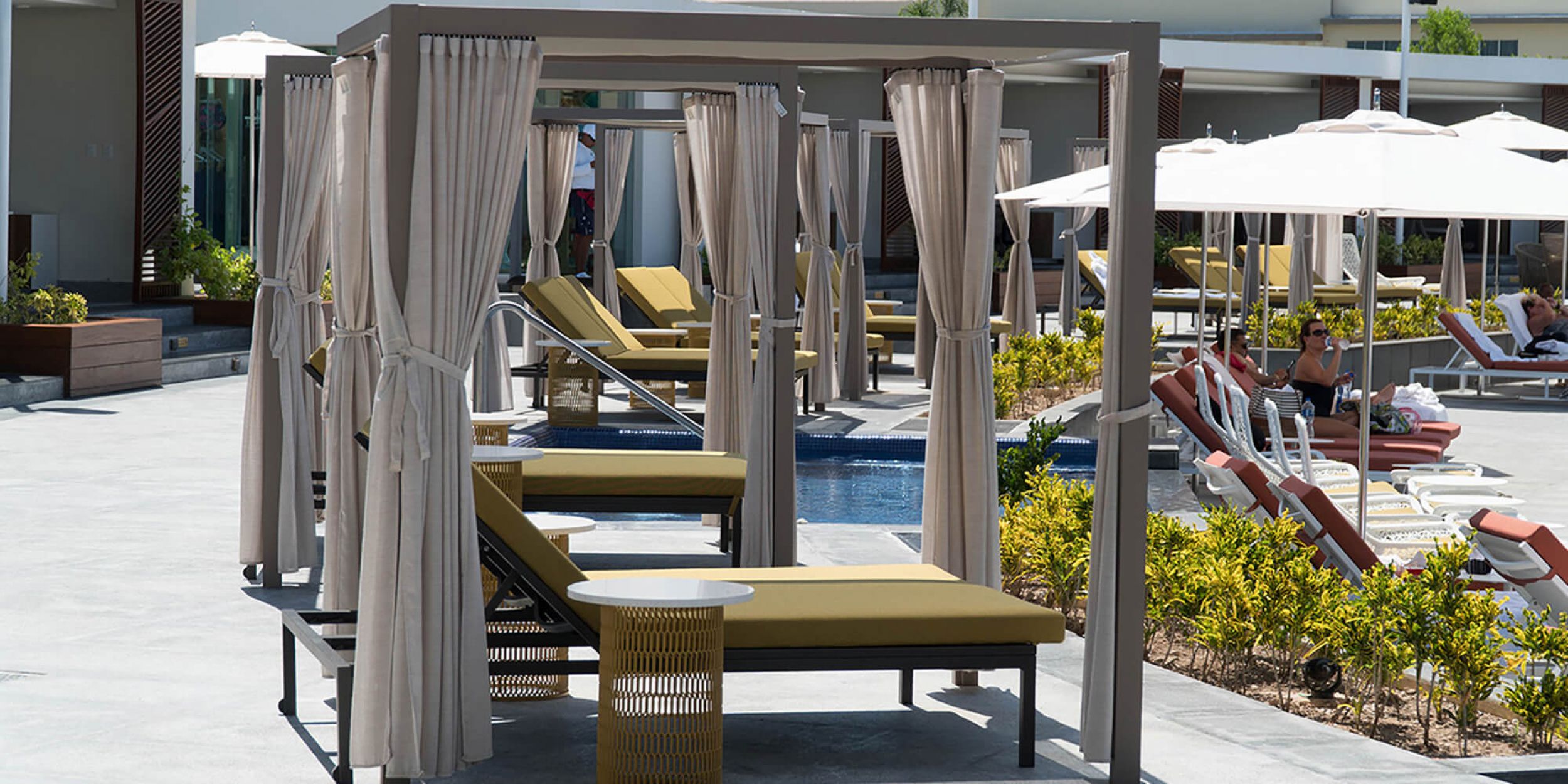 Transat en aluminium thermolaqué collection Landscape par Kettal à Cannes